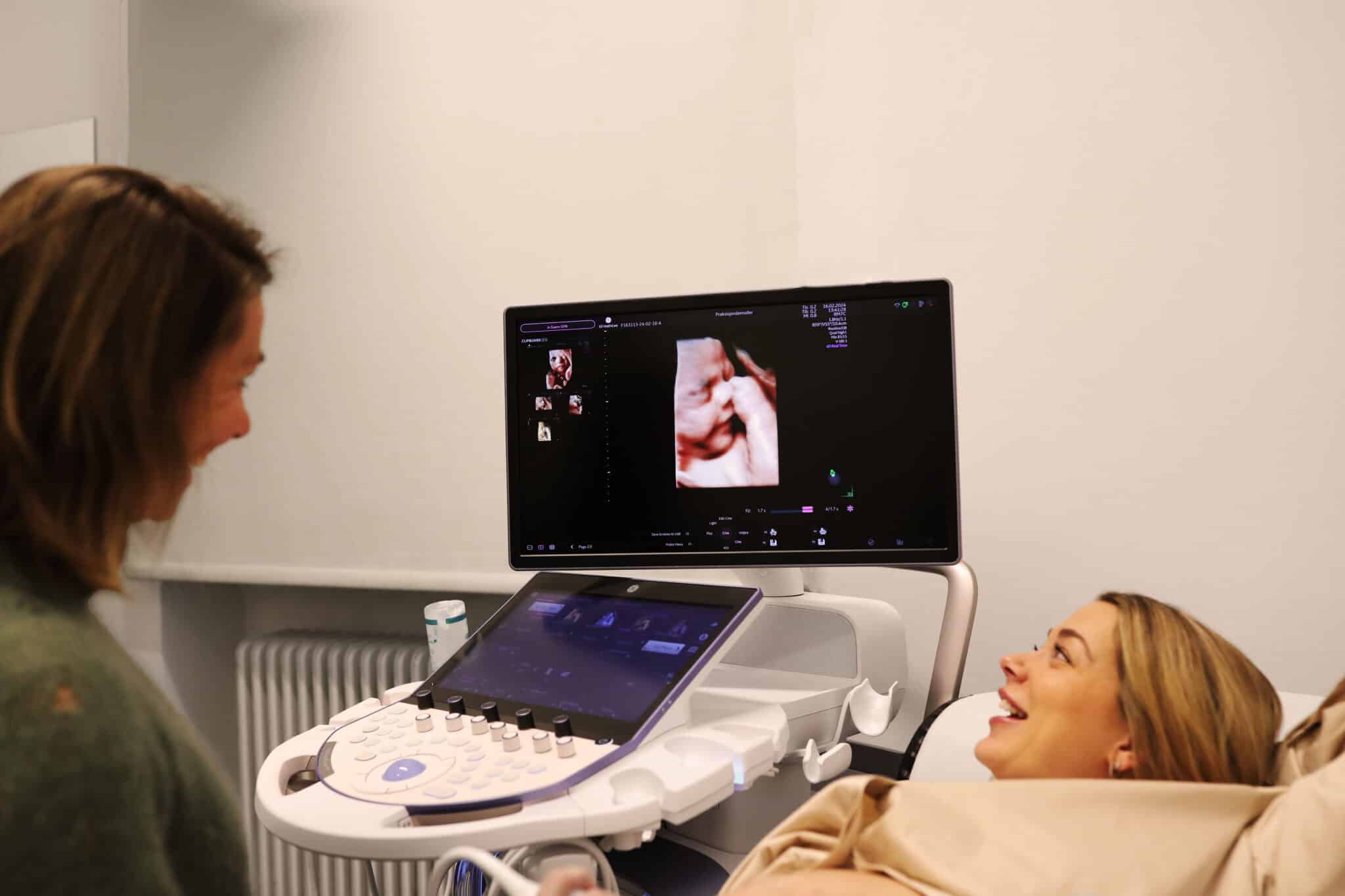 grav3-scaled Ultralydsscanning af baby på skærm hos Praksisjordemoder med jordemoder og gravid kvinde